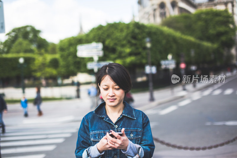 年轻的中国女性享受她的巴黎之旅