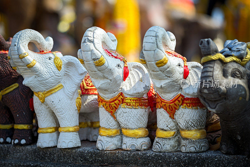 泰国的三尊白石大象雕像