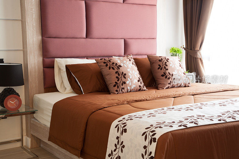 豪华现代风格的卧室与枕头。