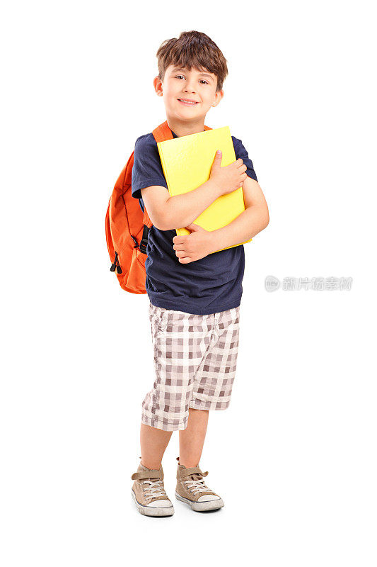 一个背着书包拿着笔记本的男生