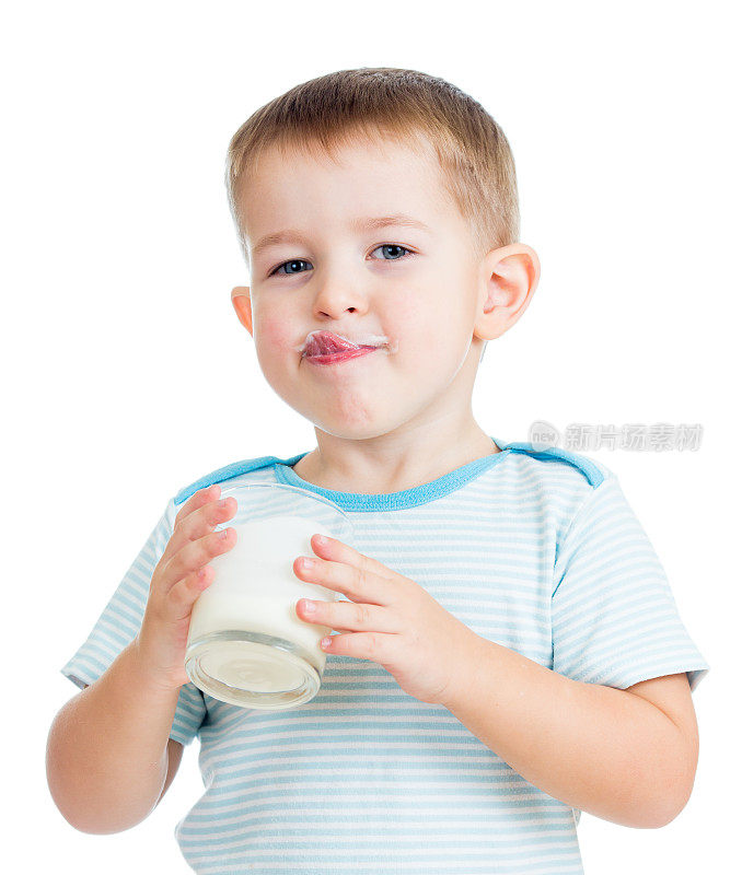 孩子喝酸奶或开菲尔孤立的白色