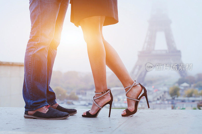 巴黎的浪漫假期，情侣的脚