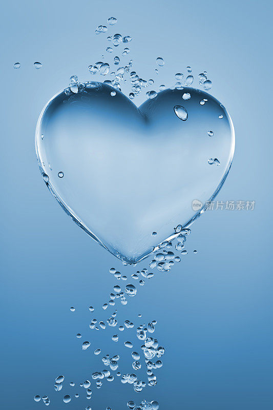 心形的水和气泡在蓝色梯度的黑底。