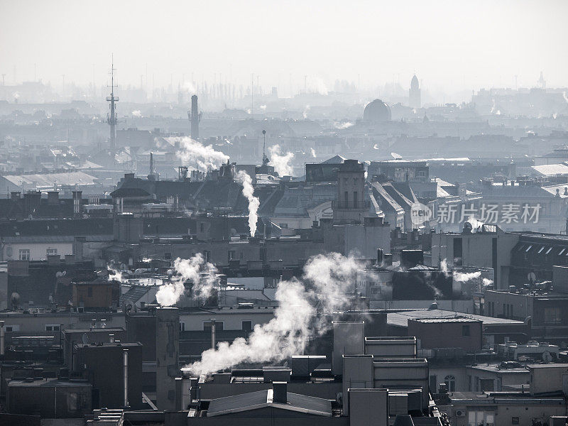 烟雾——城市空气污染。被烟雾污染的不清晰的大气