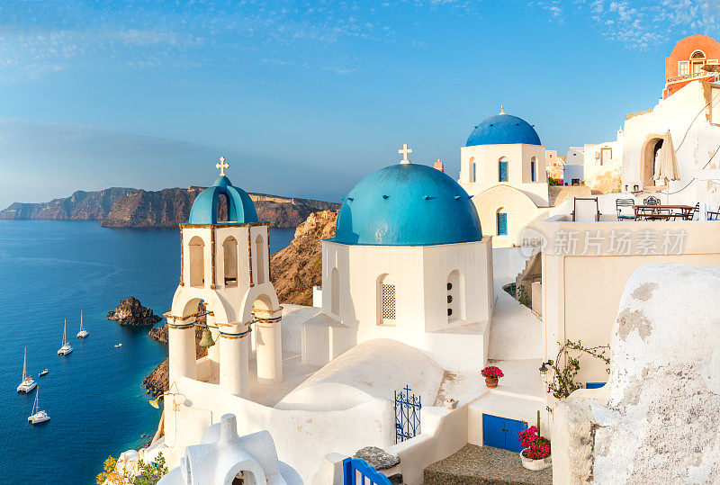 希腊圣托里尼岛伊亚当地带有蓝色圆顶的教堂
