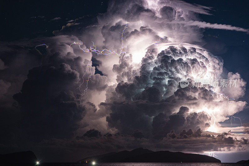 岛屿上空戏剧性的云和雷暴。多个Lightni