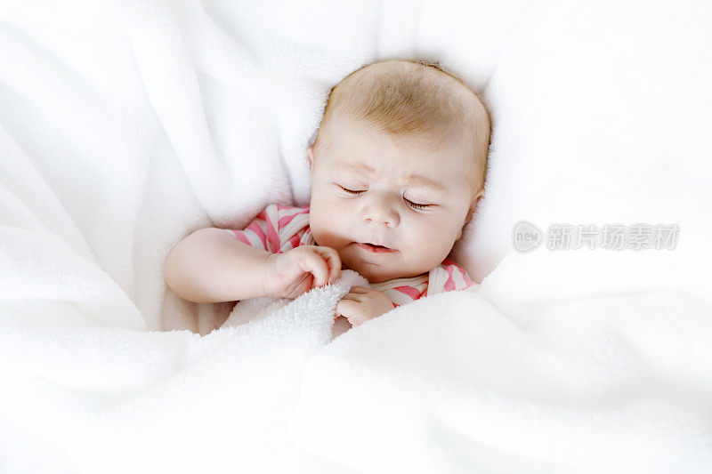 可爱可爱的新生儿婴儿的肖像睡觉