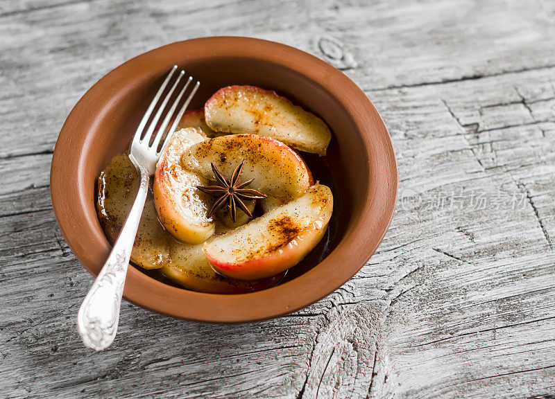 焦糖苹果，蜂蜜和肉桂在一个粘土碗
