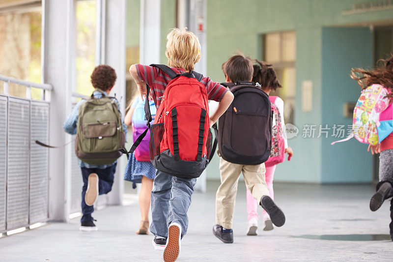 一群小学生在学校跑步，后视镜
