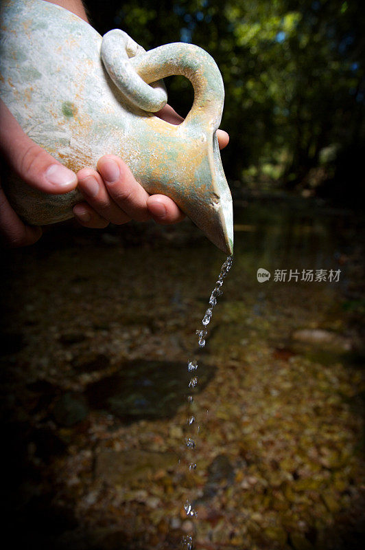 水倒出来了——奴性