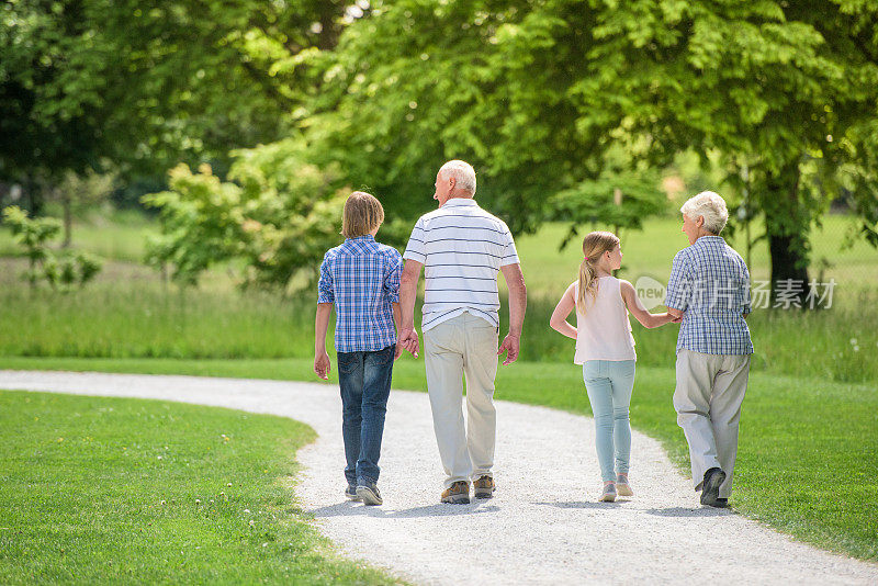 爷爷奶奶和孙子孙女在公园散步