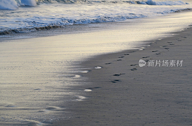 沙滩上的脚印，潮水，海浪，日落，热带