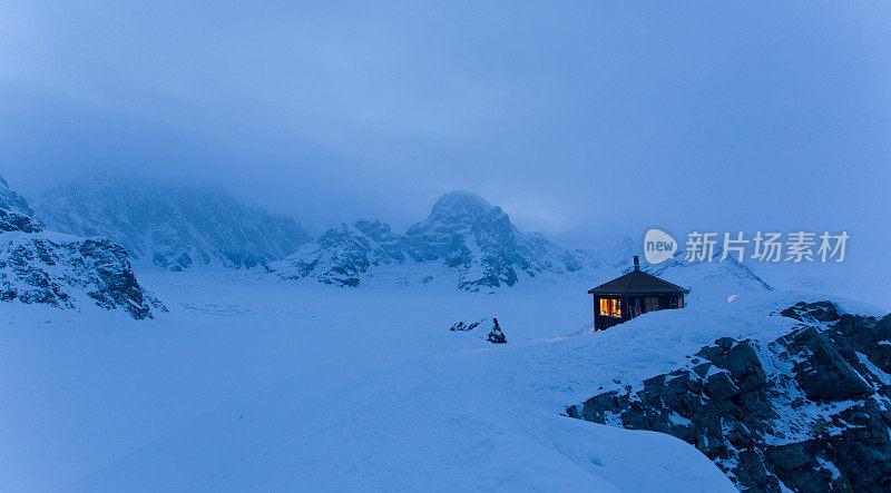 山上的小屋在冬天下雪