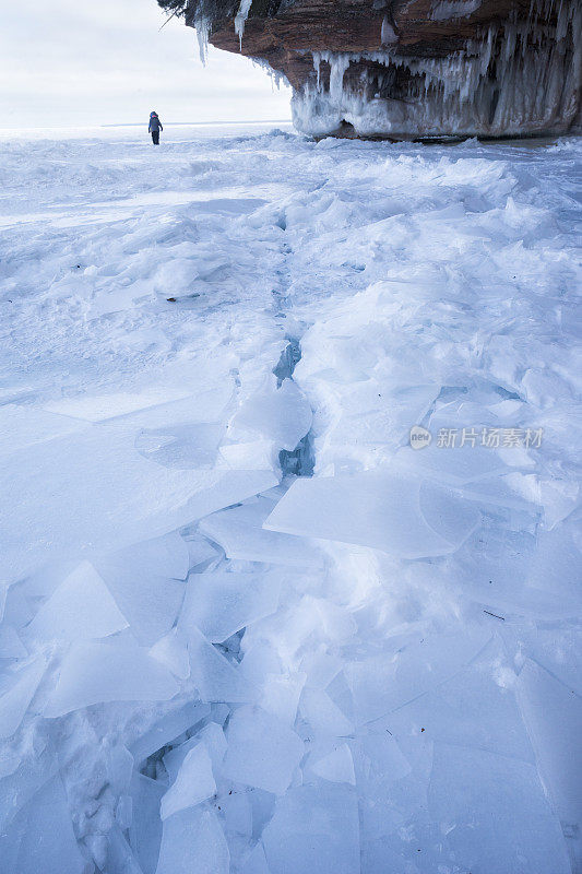 威斯康辛州冰洞中的薄片状冰