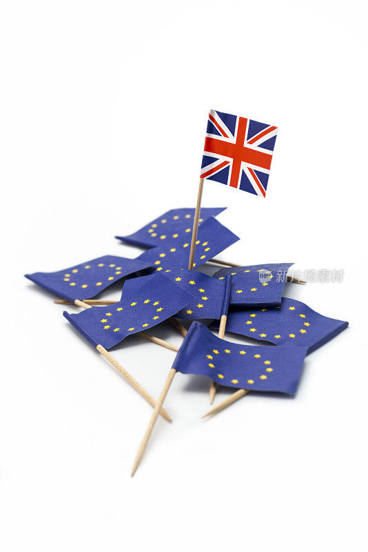 “脱欧”公投:英国国旗站在一堆欧盟旗帜上