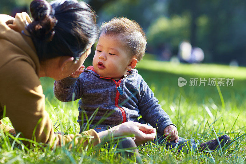 可爱的亚洲小男孩和他的祖母在户外