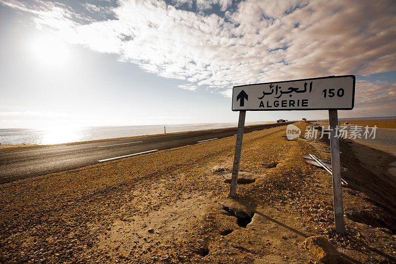 通往阿尔及利亚的沙漠之路