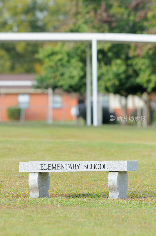 长凳上挂着小学标志
