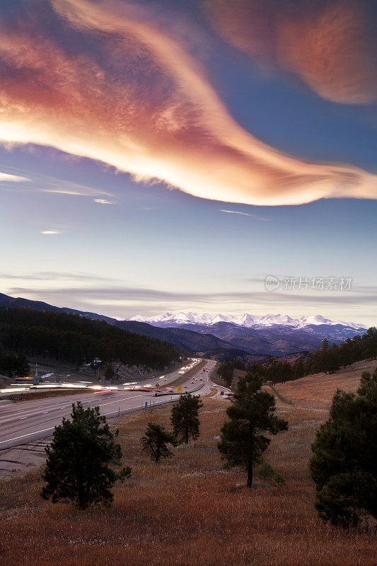 科罗拉多落基山脉高速公路上的日落