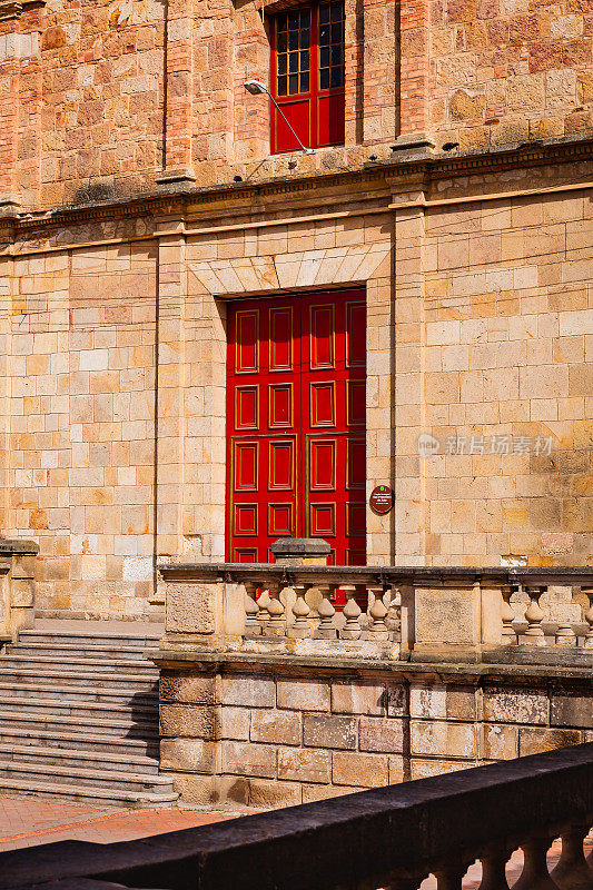 Nemocón哥伦比亚:广场上教堂的正门;殖民地建筑