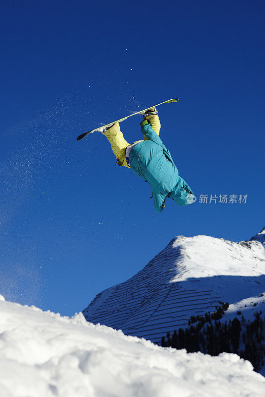 滑雪板在空中