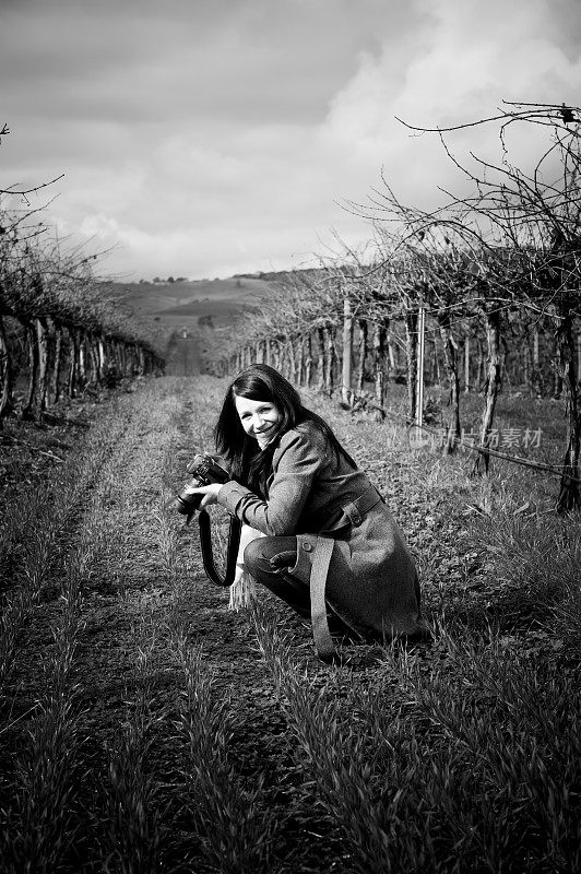 摄影师在葡萄园巴罗萨山谷黑白蹲伏