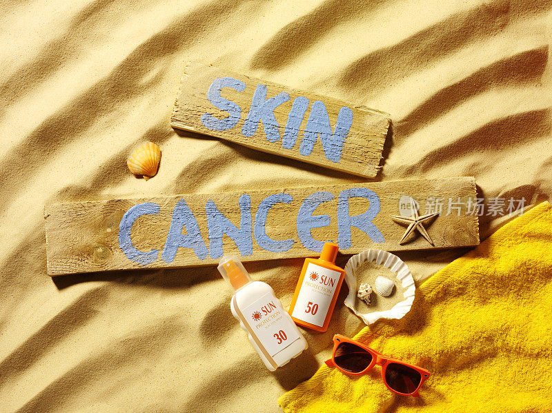 沙滩上的木牌上写着皮肤癌
