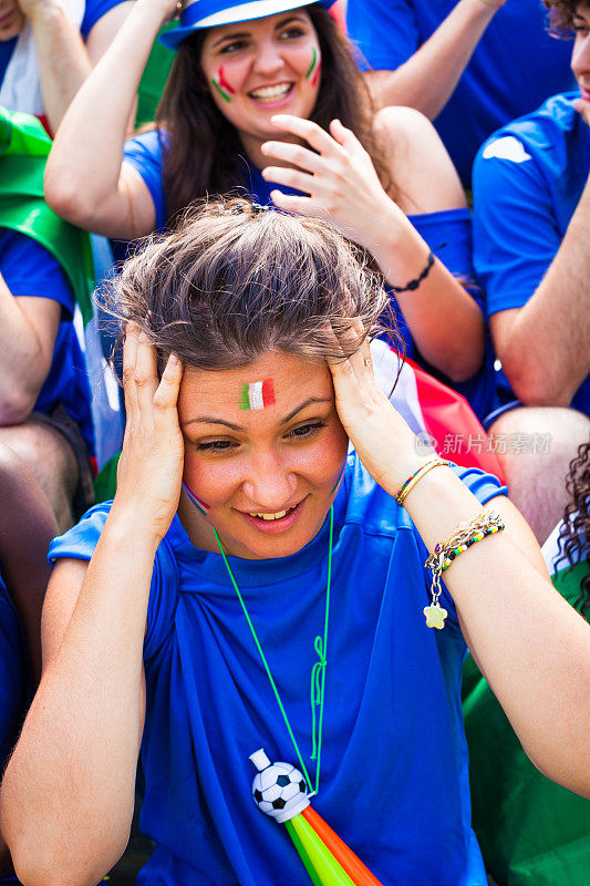 担忧的年轻女子意大利足球队球迷