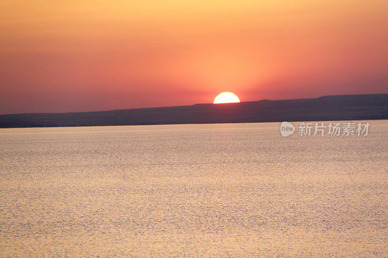 日落时的土耳其科尼亚盐湖海岸