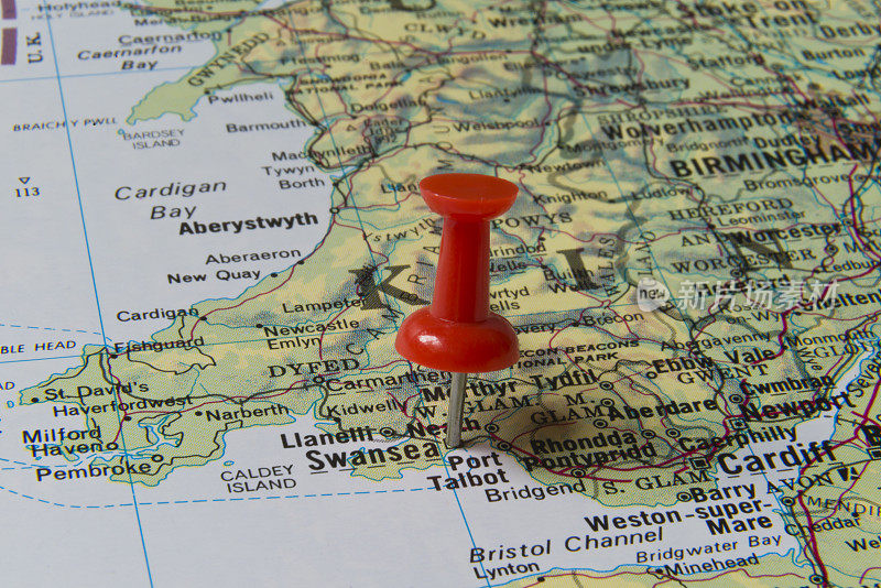 英国地图上用红色图钉标出的斯旺西