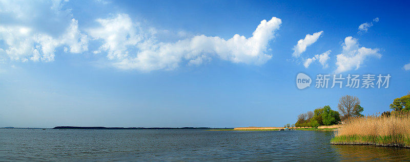 夏天湖全景