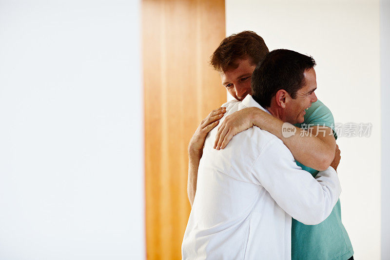 一个医生和一个护士在医院里拥抱