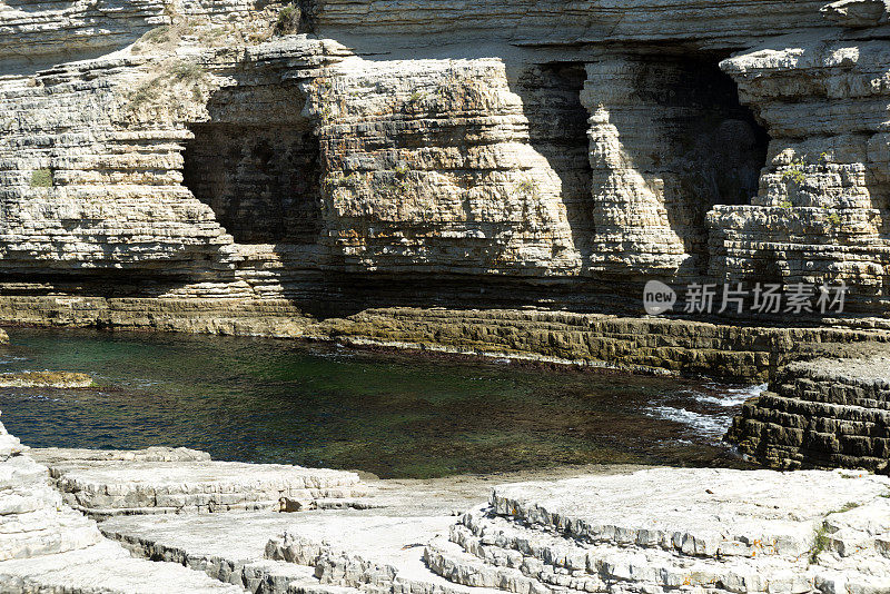 多岩石的海岸线