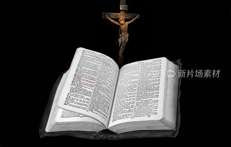 打开古代圣经和十字架