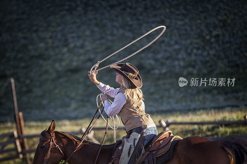 西部女牛仔在马背上套索