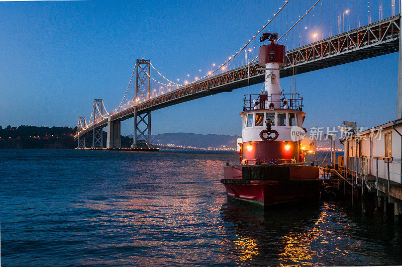 旧金山海湾大桥与消防船，低ISO。