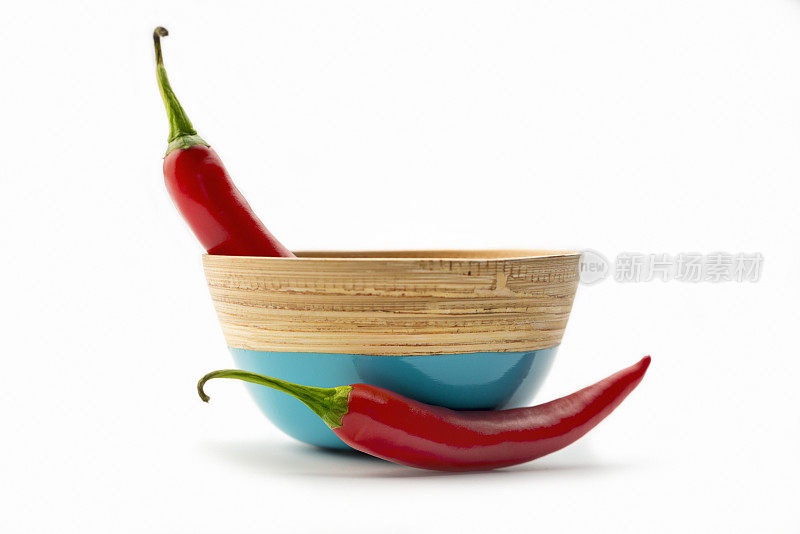 中国菜，碗里放两个完美的红辣椒。