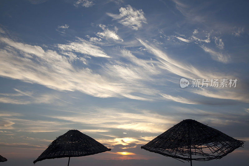 太阳伞下的云结束了一个夏天