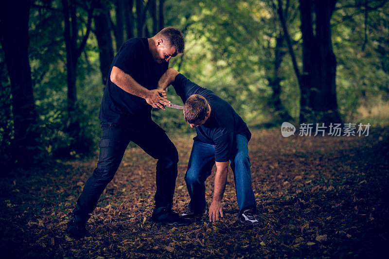 两个男人在练习自卫和武术