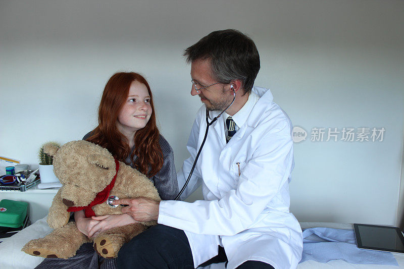 有趣的医生和女病人，带着泰迪熊和听诊器