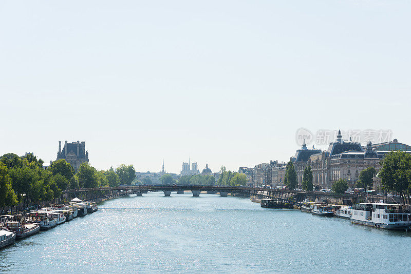 塞纳河勾勒出巴黎的天际线
