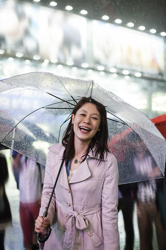 雨中的东京女人