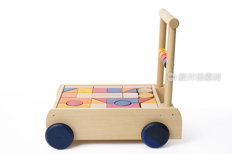 玩具积木在木制玩具马车在白色的背景