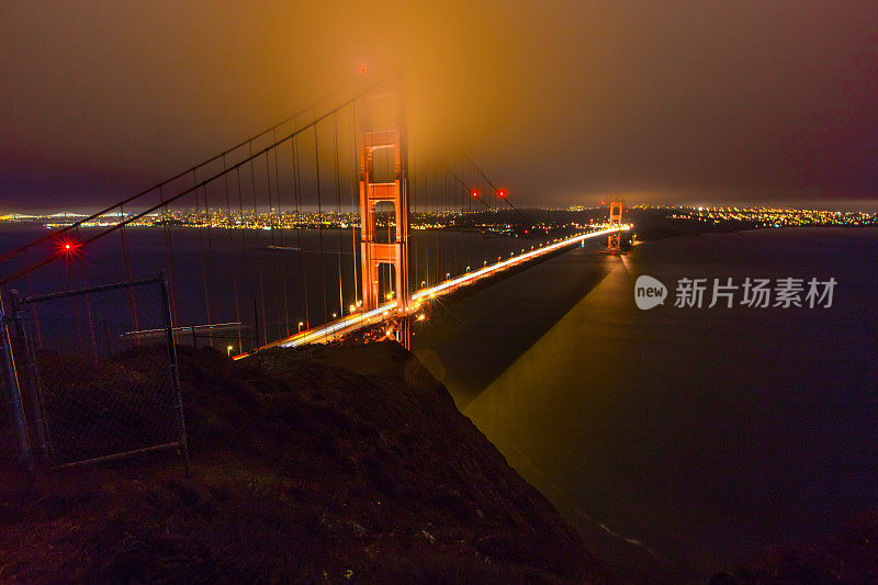 旧金山金门大桥，一个雾蒙蒙的夜晚