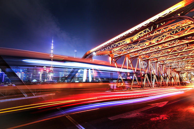 上海市内夜间的交通状况