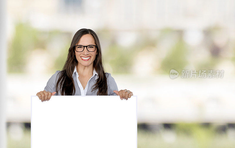 戴眼镜的女人举着空白的牌子