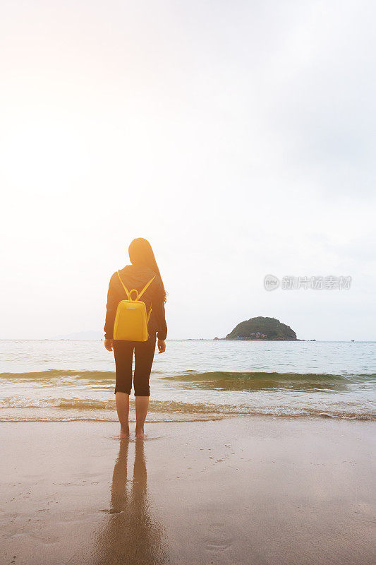 年轻女子望着大海