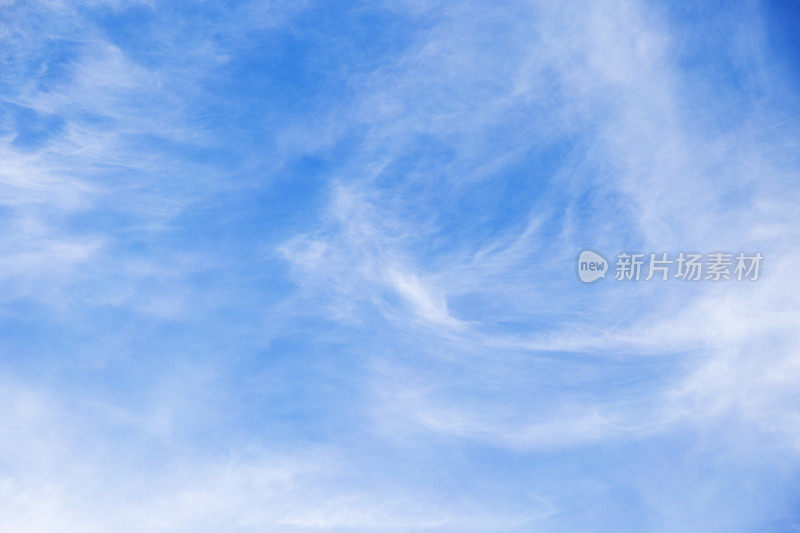 蓝天上的缕缕卷云