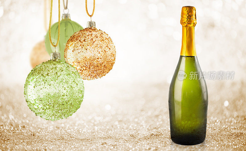 一瓶香槟和圣诞装饰在闪耀的背景