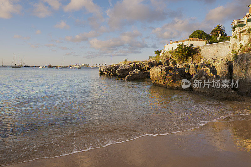 海滩和码头在卡斯凯斯(葡萄牙)日出